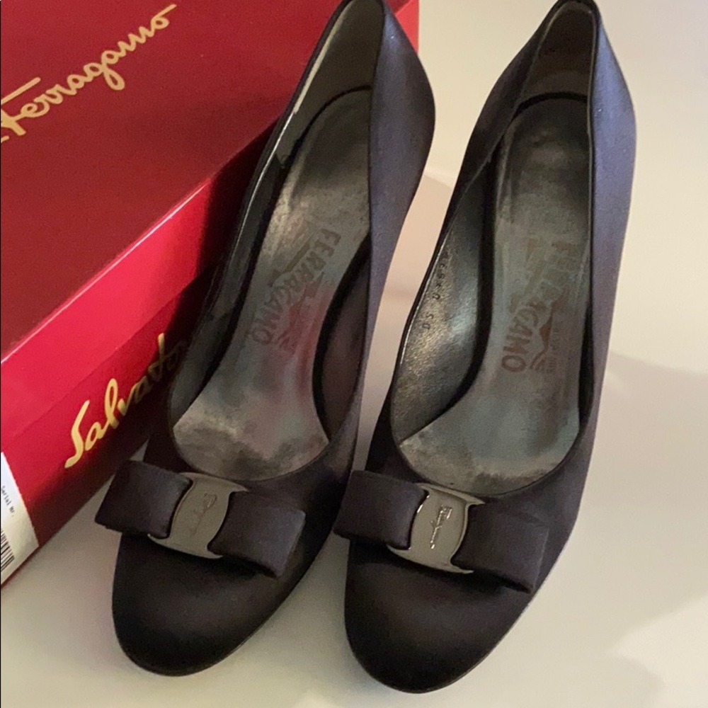 Ferragamo Black pump satin